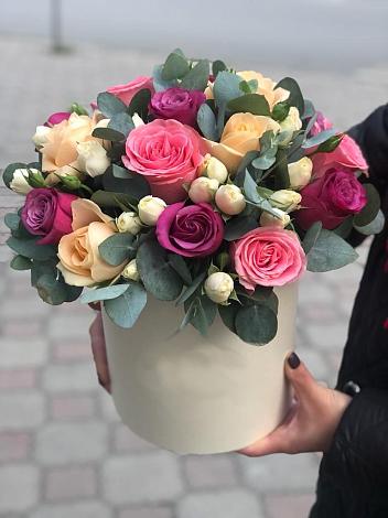 Цветочная композиция из Розы в шляпной коробке в Калязине